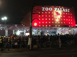 Die Menschenmenge vor dem Zoo Palast wartet seit Stunden