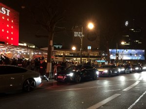 Die VIP-Autoschlange vor dem Zoo Palast