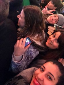 Aylin, Barbara und Ann-Kathrin in der Menge