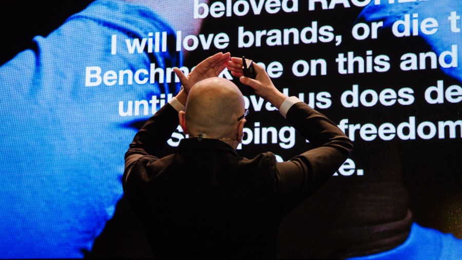 Marcus John Henry Brown, THE PASSING Performance auf dem ADC Festival 2019