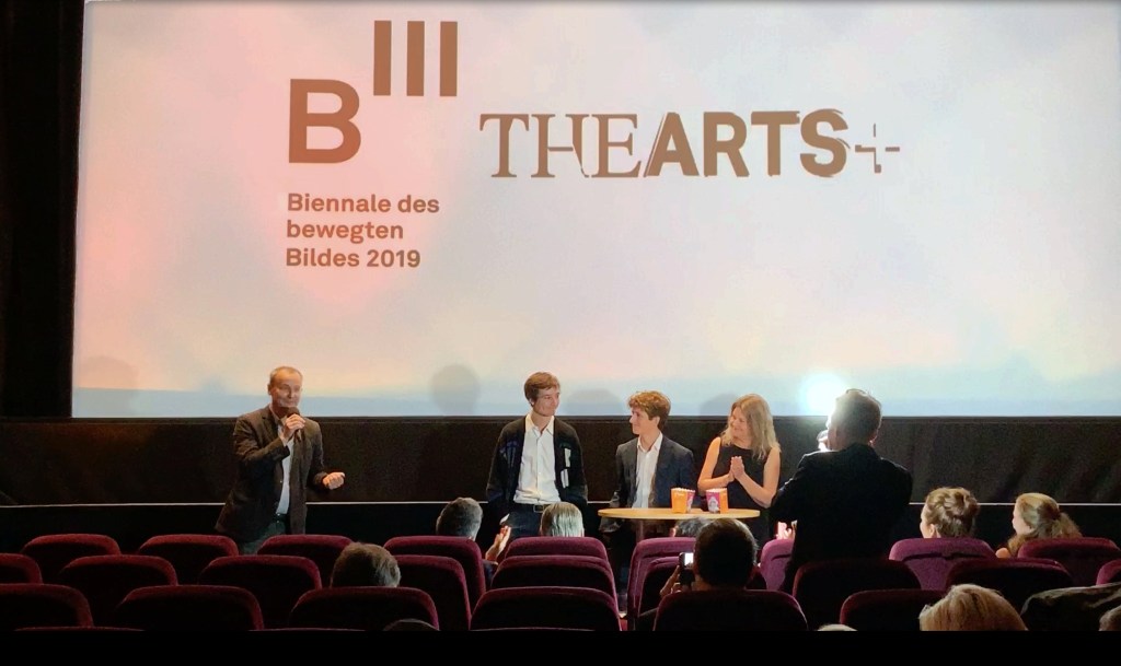 Moderator Knut Elstermann (links) mit Produzentin Turid Øversveen (rechts) und den Schauspielern Jon Ranes und Sjur Vatne Brean (Mitte)