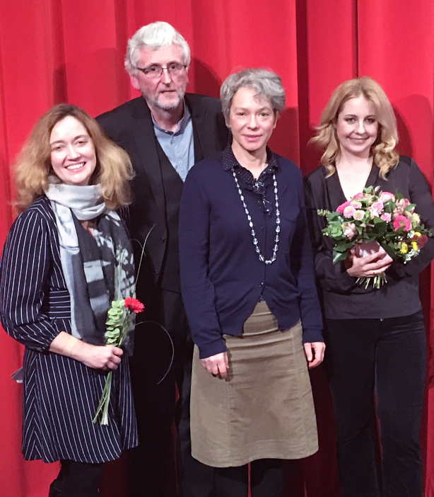 (v.l.) DFF Direktorin Ellen Harrington, Hans-Peter Reichmann (Leiter der Abteilung Sammlung und Nachlässe), Kulturdezernentin Dr. Ina Hartwig und Iva Schell (Witwe von Maximilian Schell) 
