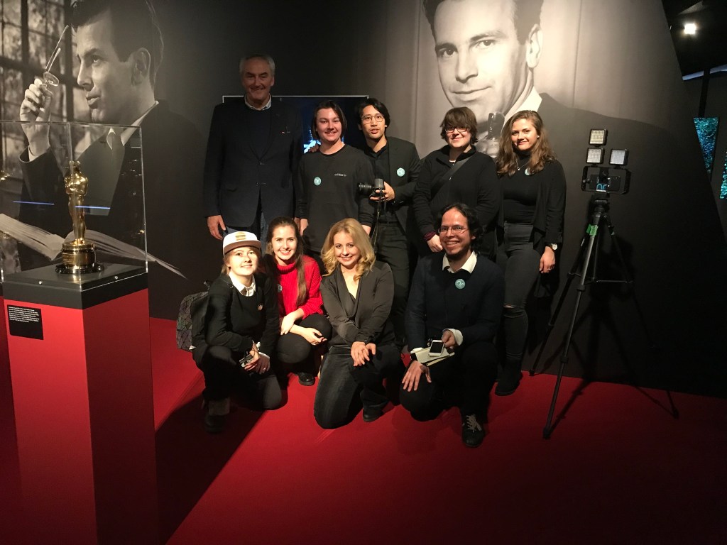 Das hFMA Netzreporter-Team mit Prof. Rüdiger Pichler (links außen) und Iva Schell (mitte) 
vor dem Oscar (Bester Hauptdarsteller) in der Maximilian Schell-Ausstellung 
im Deutschen Filmmuseum Frankfurt am Main