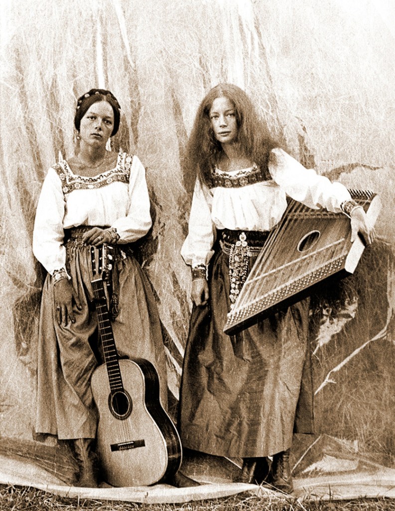 von links nach rechts: Frauke und Anna Werner 
Walchensee Forever | Janna Ji Wonders | Perspektive Deutsches Kino 2020 | © Flare Film